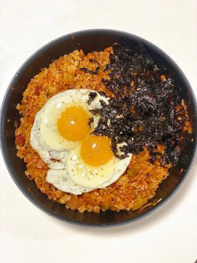 Bokkeumbap, Kore usulü kızarmış pirinç yemeği, genellikle kimchi ya da diğer sebzelerle yapılır, etler ve baharatlı baharatlarla tatlandırılır. Rahatlatıcı ve lezzetli bir yemek.!