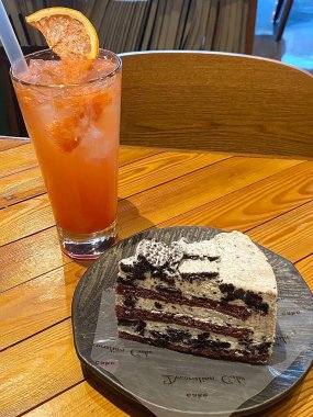 Hoş bir kafe ortamında sergilenen tatlı çeşitleri zarif tabaklar üzerinde pastalar, pastalar ve tatlı ikramlar, sıcak ve davetkar bir atmosfer yaratıyor..