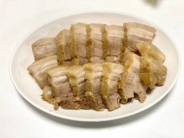 Suyuk, geleneksel Kore usulü haşlanmış domuz dilimleri, yumuşak ve sulu, genellikle tuzlu karides sosu, sarımsak ve ssamjang ile servis edilir. Lezzetli ve dengeli bir ısırık için salataya sarmak için mükemmel..