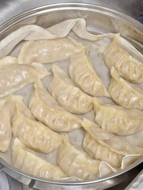 Köfte, tofu ve sebze gibi lezzetli malzemelerle dolu Kore hamur köfteleri. Mandu buğulama, haşlama ya da tavada kızartılma ile çok yönlü ve lezzetli bir aperatif ya da yemek yapılabilir..