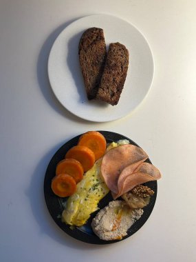 Taze hamur işleri, yumurtalar, mevsimlik meyveler ve sıcak bir içecek de dahil olmak üzere lezzetli ve tatlı yemeklerden oluşan nefis bir brunch ziyafeti. Mükemmel bir öğle tatili..