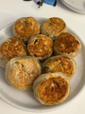 Köfte, tofu ve sebze gibi lezzetli malzemelerle dolu Kore hamur köfteleri. Mandu buğulama, haşlama ya da tavada kızartılma ile çok yönlü ve lezzetli bir aperatif ya da yemek yapılabilir..