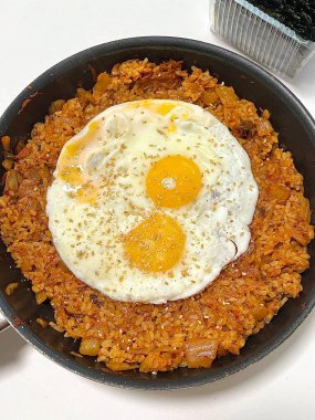 Bokkeumbap, Kore usulü kızarmış pirinç yemeği, genellikle kimchi ya da diğer sebzelerle yapılır, etler ve baharatlı baharatlarla tatlandırılır. Rahatlatıcı ve lezzetli bir yemek.!