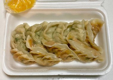 Köfte, tofu ve sebze gibi lezzetli malzemelerle dolu Kore hamur köfteleri. Mandu buğulama, haşlama ya da tavada kızartılma ile çok yönlü ve lezzetli bir aperatif ya da yemek yapılabilir..