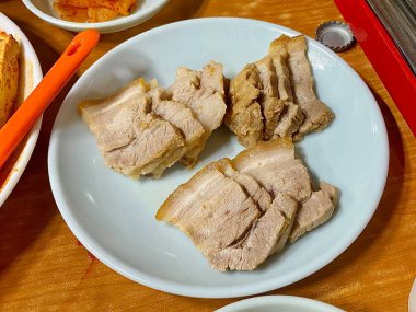 Suyuk, geleneksel Kore usulü haşlanmış domuz dilimleri, yumuşak ve sulu, genellikle tuzlu karides sosu, sarımsak ve ssamjang ile servis edilir. Lezzetli ve dengeli bir ısırık için salataya sarmak için mükemmel..