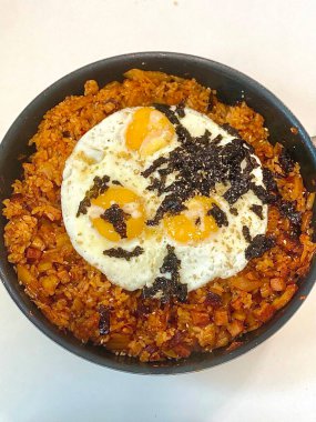 Bokkeumbap, Kore usulü kızarmış pirinç yemeği, genellikle kimchi ya da diğer sebzelerle yapılır, etler ve baharatlı baharatlarla tatlandırılır. Rahatlatıcı ve lezzetli bir yemek.!