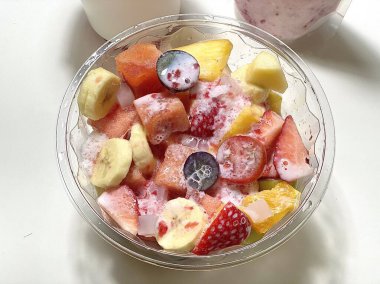 Hwachae, renkli meyveler ve tatlı şuruptan yapılmış ferahlatıcı bir Kore meyve kokteyli. Soğuk servis edilir, sıcak günler için nefis bir ikramdır, meyveli tatlar ve canlı renklerle doludur..