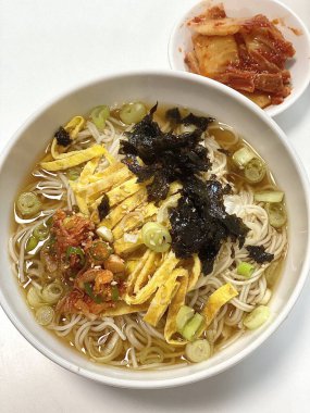 Taze sebzeler, canlı sebzeler ve protein zengini malzemelerle dolu renkli dozirak salatası her ışıkta mükemmel bir beslenme, çıtır çıtır ve lezzet dengesi sunuyor..