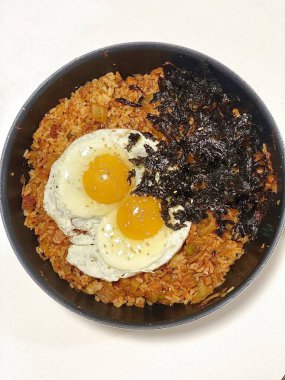 Bokkeumbap, Kore usulü kızarmış pirinç yemeği, genellikle kimchi ya da diğer sebzelerle yapılır, etler ve baharatlı baharatlarla tatlandırılır. Rahatlatıcı ve lezzetli bir yemek.!