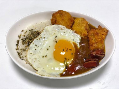 Yumuşak sebzeler ve et parçalarıyla dolu lezzetli bir sosun yer aldığı rahatlatıcı bir Japon köri kasesi yumuşak pirincin üzerine servis edilir. Her yemek için mükemmel, sıcak ve lezzetli bir yemek..