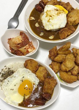 Yumuşak sebzeler ve et parçalarıyla dolu lezzetli bir sosun yer aldığı rahatlatıcı bir Japon köri kasesi yumuşak pirincin üzerine servis edilir. Her yemek için mükemmel, sıcak ve lezzetli bir yemek..