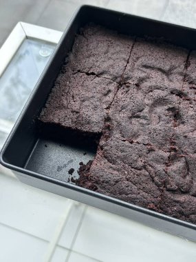 Yoğun, çikolatalı ve çıtır çıtır bir bluzu olan zengin, yapışkan çikolatalı kekler. Çikolata severler için ideal. Tatmin edici, hoşgörülü bir muamele..