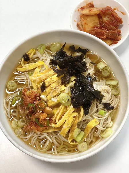 Taze sebzeler, canlı sebzeler ve protein zengini malzemelerle dolu renkli dozirak salatası her ışıkta mükemmel bir beslenme, çıtır çıtır ve lezzet dengesi sunuyor..