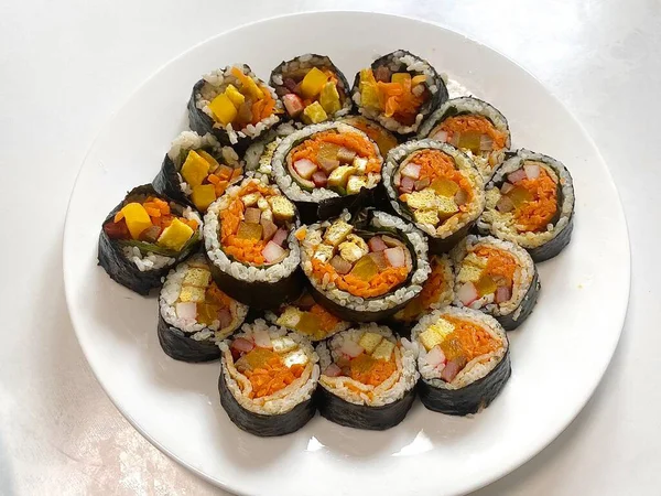 Taze sebzelerle, baharatlı pirinçlerle ve gevrek yosunlara sarılmış lezzetli proteinlerle dolu nefis kimbap dürümleri. Her ısırıkta lezzet ve dokuların mükemmel bir kombinasyonu.