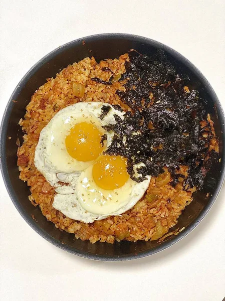 Bokkeumbap, Kore usulü kızarmış pirinç yemeği, genellikle kimchi ya da diğer sebzelerle yapılır, etler ve baharatlı baharatlarla tatlandırılır. Rahatlatıcı ve lezzetli bir yemek.!