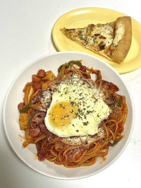 Zengin domates sosuyla kaplanmış klasik spagetti. Rahatlatıcı bir yemek için mükemmel keskin ama lezzetli lezzetlerin basit bir kombinasyonunu sunuyor..