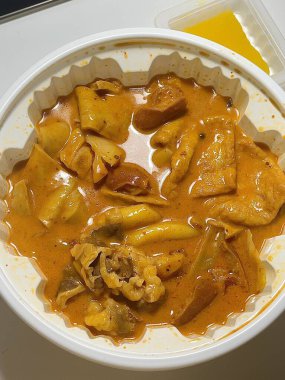 Yeoptteok, baharatlı bir Kore pirinç keki tabağı. Çiğnenmiş ve yoğun aromalı sosla karıştırılmış. Sıklıkla balık köftesi ve haşlanmış yumurtalarla eşleştiriliyor. Ateşli sıcaklığı ve cesur tadı ile bilinir..