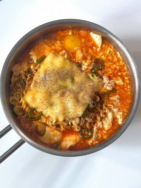 Ramyeon ya da Ramyun 'a yakın olan Shin Ramyun, baharatlı bir Kore usulü çorba şehriyesi. Ramyeon ya da yumurtalı Kore eriştesi Kore yemeği tarzı.
