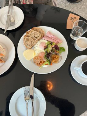 Taze hamur işleri, yumurtalar, mevsimlik meyveler ve sıcak bir içecek de dahil olmak üzere lezzetli ve tatlı yemeklerden oluşan nefis bir brunch ziyafeti. Mükemmel bir öğle tatili..
