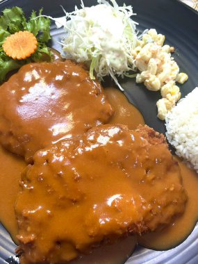 Çıtır tonkatsu, Japon usulü kızarmış domuz pirzolası dilimlenmiş lahana ve tuzlu sosla servis edilir. Lezzetli bir kıtır kıtır doku ve sulu et dengesi.