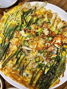 Pajeon, genellikle mürekkep balığı ya da karides gibi deniz ürünleriyle karıştırılmış hafif bir hamurda yeşil soğan (pa) ile yapılan lezzetli bir Kore gözlemesidir. Dışı çıtır çıtır, içi yumuşacık. Lezzetli bir meze..