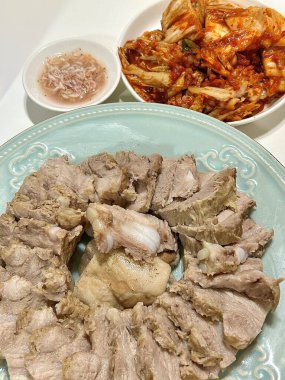 Yumuşak bir parça Bossam, Kore haşlanmış domuz göbeği, taze marul, sarımsak ve ssamjang ile servis edilir. Bu lezzetli ve lezzetli yemek geleneksel bir Kore yemeğini paketlemek ve paylaşmak için mükemmeldir..