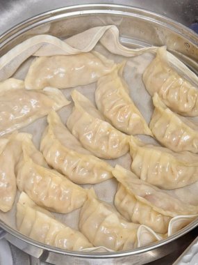 Köfte, tofu ve sebze gibi lezzetli malzemelerle dolu Kore hamur köfteleri. Mandu buğulama, haşlama ya da tavada kızartılma ile çok yönlü ve lezzetli bir aperatif ya da yemek yapılabilir..