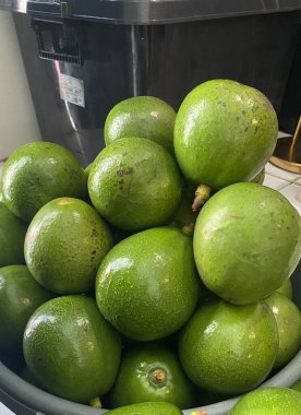 Pürüzsüz, koyu yeşil tenli ve zengin, kremsi desenli taze bir avokado. Sağlıklı yemek, salata, meyve suyu ve guacamole için mükemmel. Besleyici, lezzetli ve lezzet dolu.!