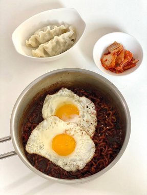 Yeşil soğan ve susamlı fasulye soslu baharatlı japagetti eriştesi. Her ısırıkta derinlik ve lezzeti birleştiren rahatlatıcı bir Kore favorisi..