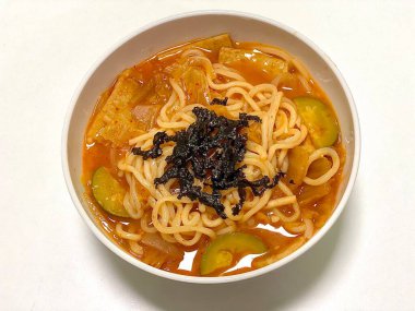 Kalın, çiğnenmiş Japon köri soslu, yeşil soğanlı ve senin protein tercihin olan udon eriştesi. Cesurca ve doyurucu tatları olan rahatlatıcı bir yemek..