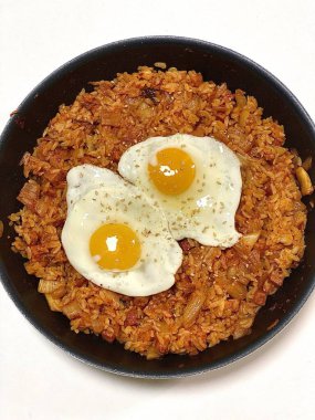 Bokkeumbap, Kore usulü kızarmış pirinç yemeği, genellikle kimchi ya da diğer sebzelerle yapılır, etler ve baharatlı baharatlarla tatlandırılır. Rahatlatıcı ve lezzetli bir yemek.!