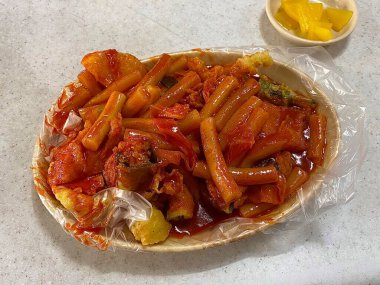 Zengin gochujang soslu baharatlı, çiğnenmiş tteokbokki. Lezzetli Kore dondurması. Her ısırıkta sıcak, doyurucu dokular ve geleneksel sokak yemeklerinin mükemmel bir kombinasyonunu sunuyor..