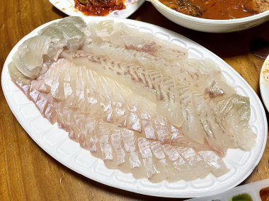 Taze ve narin sashimi dilimleri, canlı renkler ve mükemmel kesimlerle güzelce sunuluyor. Bu geleneksel Japon lezzeti kaliteli deniz ürünlerinin saf tatlarını vurgular..