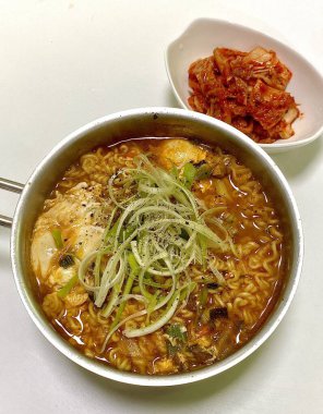 Ramyeon ya da Ramyun 'a yakın olan Shin Ramyun, baharatlı bir Kore usulü çorba şehriyesi. Ramyeon ya da yumurtalı Kore eriştesi Kore yemeği tarzı.