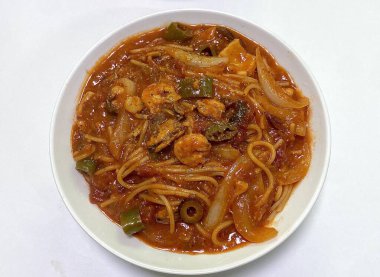 Zengin domates sosuyla kaplanmış klasik spagetti. Rahatlatıcı bir yemek için mükemmel keskin ama lezzetli lezzetlerin basit bir kombinasyonunu sunuyor..