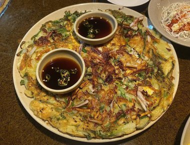 Pajeon, genellikle mürekkep balığı ya da karides gibi deniz ürünleriyle karıştırılmış hafif bir hamurda yeşil soğan (pa) ile yapılan lezzetli bir Kore gözlemesidir. Dışı çıtır çıtır, içi yumuşacık. Lezzetli bir meze..