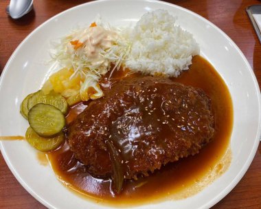 Çıtır tonkatsu, Japon usulü kızarmış domuz pirzolası dilimlenmiş lahana ve tuzlu sosla servis edilir. Lezzetli bir kıtır kıtır doku ve sulu et dengesi.