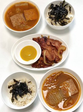 Masada kimçi, turşu sebze turşusu ve baharatlı sebzeler gibi çeşitli banchan (yan yemekler) içeren canlı bir Kore yemeği serpintisi. Yemek fotoğrafçılığı için mükemmel, geleneksel Korece sergileniyor..