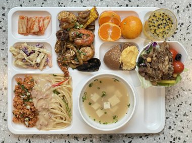 Masada kimçi, turşu sebze turşusu ve baharatlı sebzeler gibi çeşitli banchan (yan yemekler) içeren canlı bir Kore yemeği serpintisi. Yemek fotoğrafçılığı için mükemmel, geleneksel Korece sergileniyor..