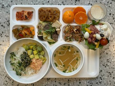 Masada kimçi, turşu sebze turşusu ve baharatlı sebzeler gibi çeşitli banchan (yan yemekler) içeren canlı bir Kore yemeği serpintisi. Yemek fotoğrafçılığı için mükemmel, geleneksel Korece sergileniyor..