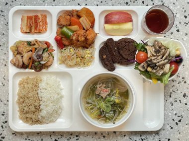 Masada kimçi, turşu sebze turşusu ve baharatlı sebzeler gibi çeşitli banchan (yan yemekler) içeren canlı bir Kore yemeği serpintisi. Yemek fotoğrafçılığı için mükemmel, geleneksel Korece sergileniyor..