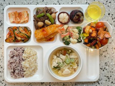 Masada kimçi, turşu sebze turşusu ve baharatlı sebzeler gibi çeşitli banchan (yan yemekler) içeren canlı bir Kore yemeği serpintisi. Yemek fotoğrafçılığı için mükemmel, geleneksel Korece sergileniyor..