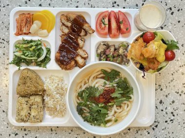 Masada kimçi, turşu sebze turşusu ve baharatlı sebzeler gibi çeşitli banchan (yan yemekler) içeren canlı bir Kore yemeği serpintisi. Yemek fotoğrafçılığı için mükemmel, geleneksel Korece sergileniyor..