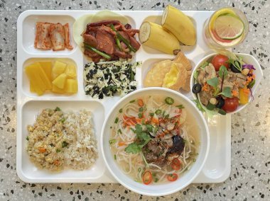 Masada kimçi, turşu sebze turşusu ve baharatlı sebzeler gibi çeşitli banchan (yan yemekler) içeren canlı bir Kore yemeği serpintisi. Yemek fotoğrafçılığı için mükemmel, geleneksel Korece sergileniyor..