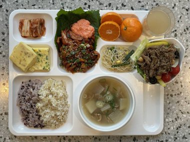 Masada kimçi, turşu sebze turşusu ve baharatlı sebzeler gibi çeşitli banchan (yan yemekler) içeren canlı bir Kore yemeği serpintisi. Yemek fotoğrafçılığı için mükemmel, geleneksel Korece sergileniyor..