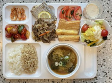 Masada kimçi, turşu sebze turşusu ve baharatlı sebzeler gibi çeşitli banchan (yan yemekler) içeren canlı bir Kore yemeği serpintisi. Yemek fotoğrafçılığı için mükemmel, geleneksel Korece sergileniyor..