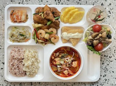 Masada kimçi, turşu sebze turşusu ve baharatlı sebzeler gibi çeşitli banchan (yan yemekler) içeren canlı bir Kore yemeği serpintisi. Yemek fotoğrafçılığı için mükemmel, geleneksel Korece sergileniyor..