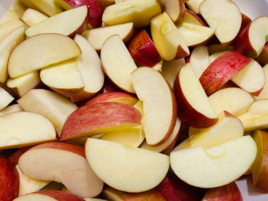 Taze dilimlenmiş elma parçaları, çıtır çıtır dokular ve doğal tatlılık, güzelce düzenlenmiş. Günün her saati için mükemmel sağlıklı ve ferahlatıcı bir atıştırmalık..