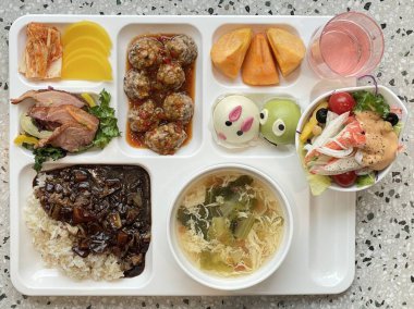 Masada kimçi, turşu sebze turşusu ve baharatlı sebzeler gibi çeşitli banchan (yan yemekler) içeren canlı bir Kore yemeği serpintisi. Yemek fotoğrafçılığı için mükemmel, geleneksel Korece sergileniyor..