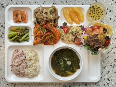 Masada kimçi, turşu sebze turşusu ve baharatlı sebzeler gibi çeşitli banchan (yan yemekler) içeren canlı bir Kore yemeği serpintisi. Yemek fotoğrafçılığı için mükemmel, geleneksel Korece sergileniyor..